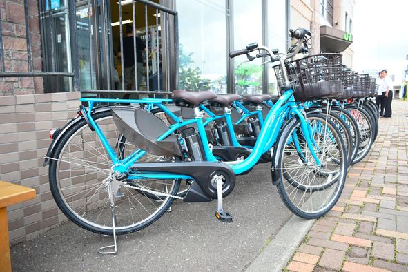 余市観光協会前に置かれた青い電動自転車の写真